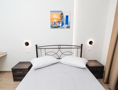 Chrysoulas Apartment krabatokamara me komodina kardamen Κως.avif